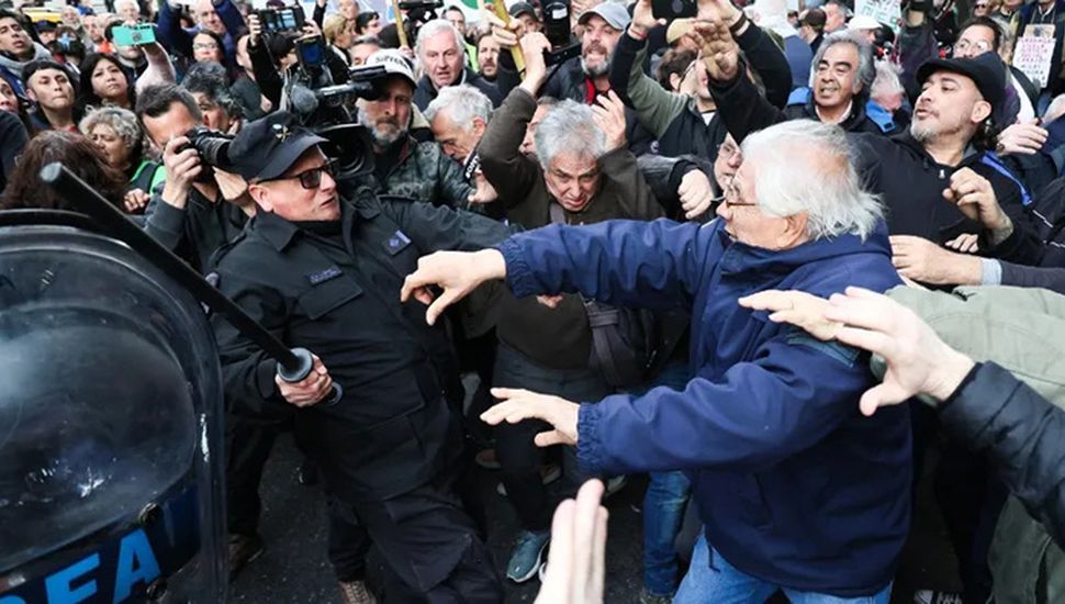 Incidentes durante una movilización de jubilados frente al Congreso