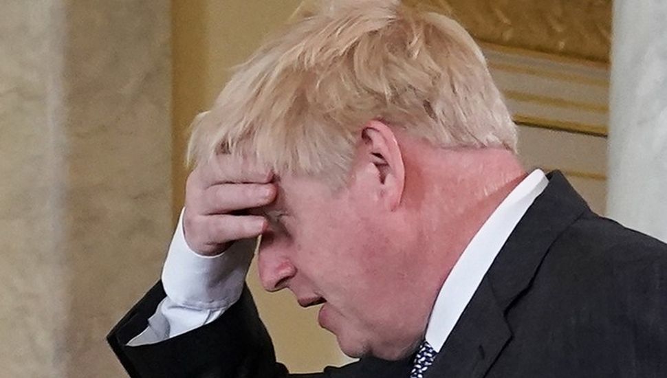 Renuncian dos ministros británicos y critican a Boris Johnson