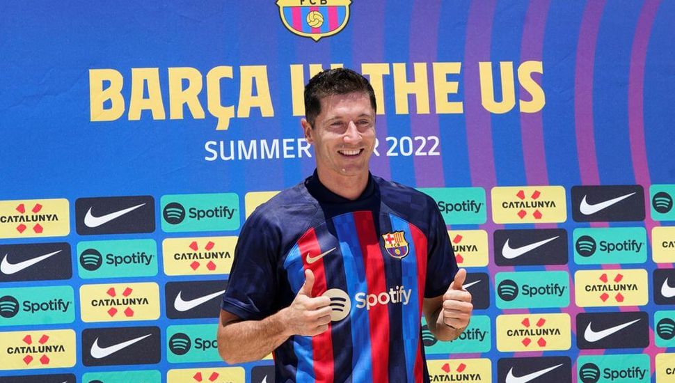 A un año de la salida de Messi, Barcelona presentó a Lewandowski