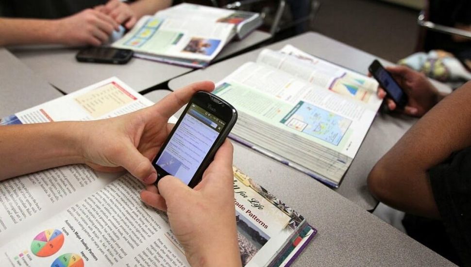 Buscan limitar el uso de celulares en escuelas primarias