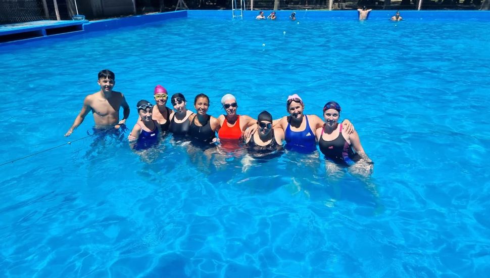 La Escuela Municipal de Natación de Rojas crece con jóvenes y adultos