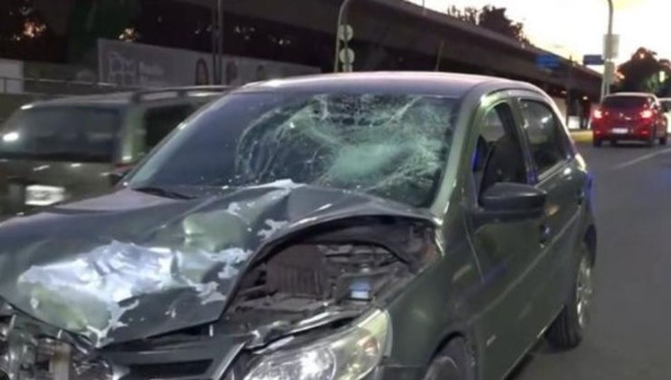 Un automovilista se metió en contramano en un túnel y chocó