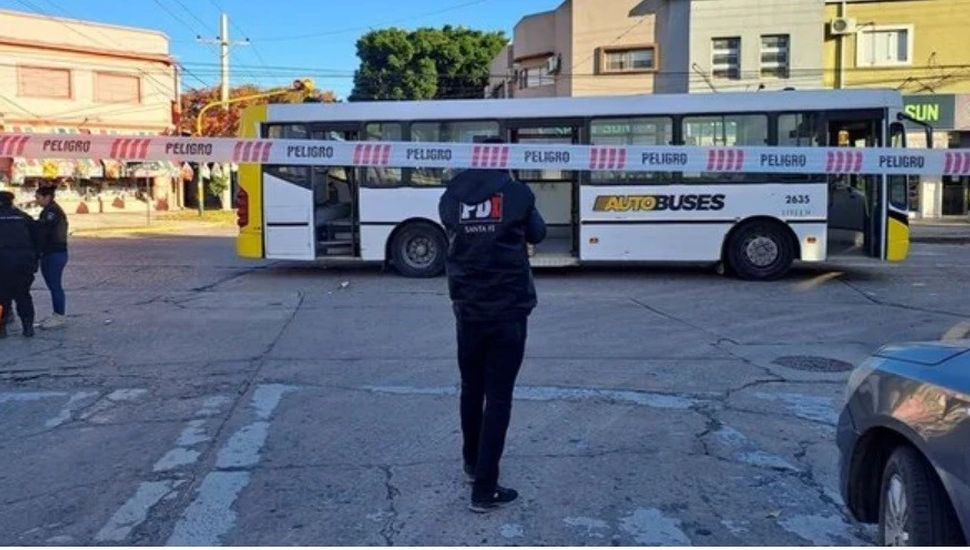 Un joven murió por caer de un colectivo en movimiento