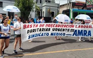 Los médicos denuncian el retraso de sus salarios