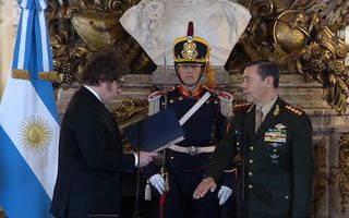 Milei le tomó juramento al teniente general Presti como ministro de Defensa