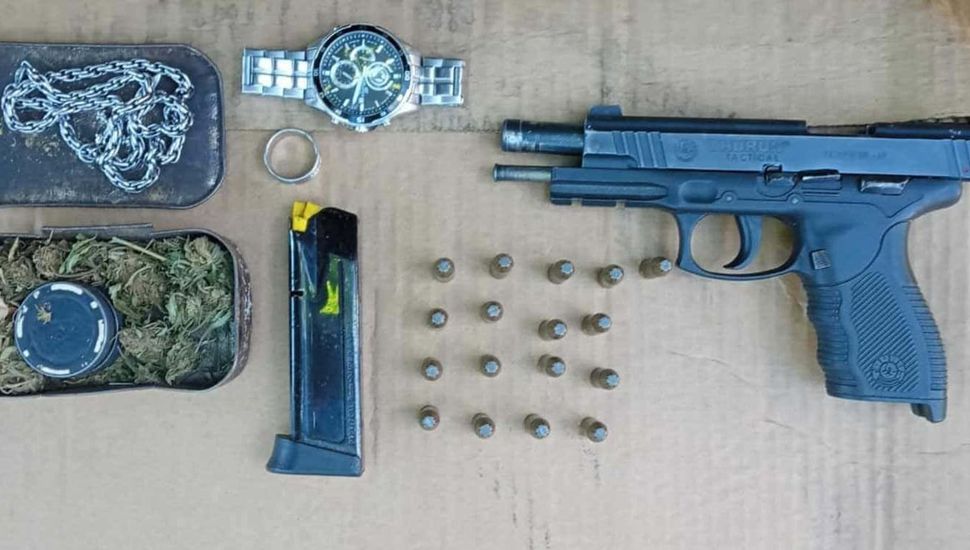 Detuvieron a un hombre que circulaba en un auto con un arma de fuego y estupefacientes durante un control policial en Acevedo