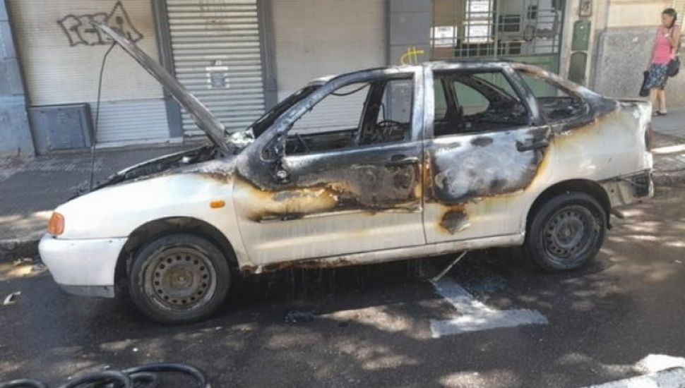 Incendió su auto para que no se lo secuestren los inspectores