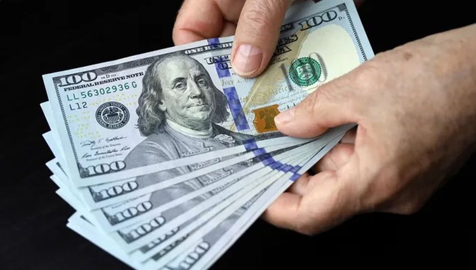 Los ahorristas optan por refugiarse en el dólar