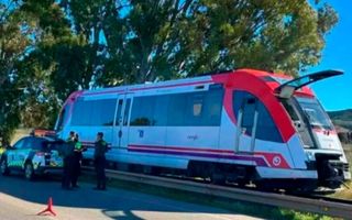 Nuevo choque de un tren en España: chocó con una grúa