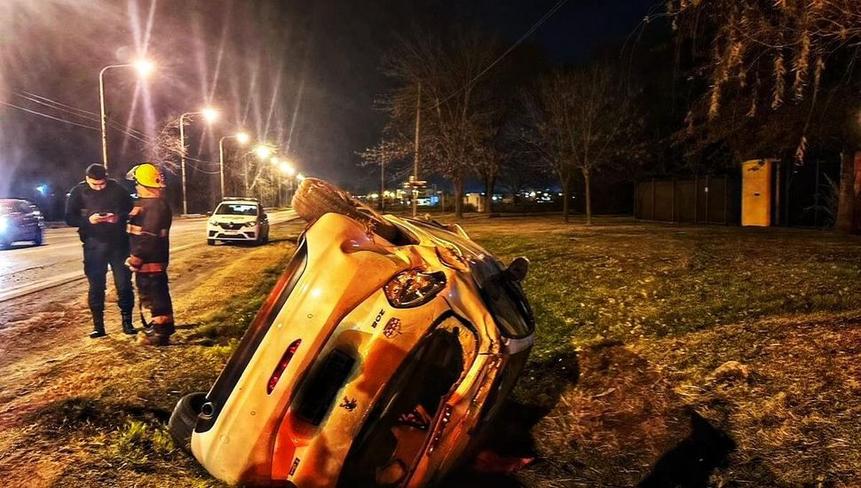 Un auto despistó y volcó en la Ruta Nº 188