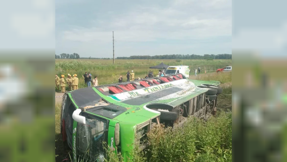 Un vuelco en Ruta 2 dejó dos muertos y 44 heridos