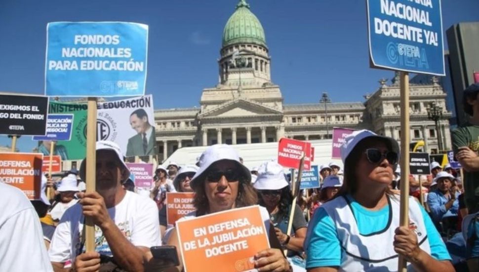 Los gremios docentes convocaron a un paro nacional para este jueves