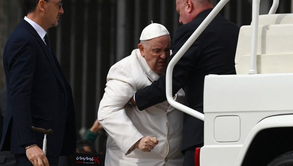 El Papa Francisco permanecerá internado