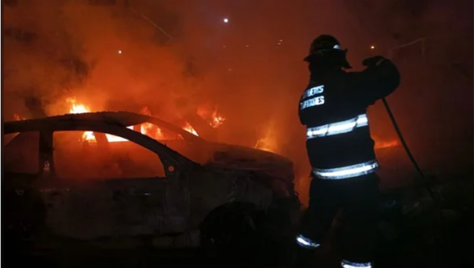 Cuatro autos fueron incendiados en la misma cuadra donde hay una comisaría en Rosario