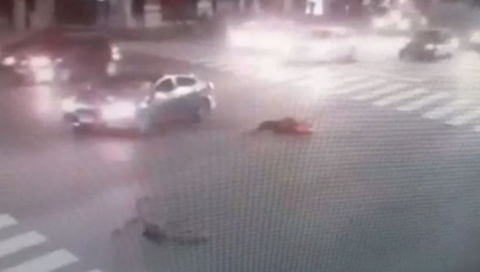 Un video muestra el momento en el que Franco Rinaldi atropelló a una repartidora