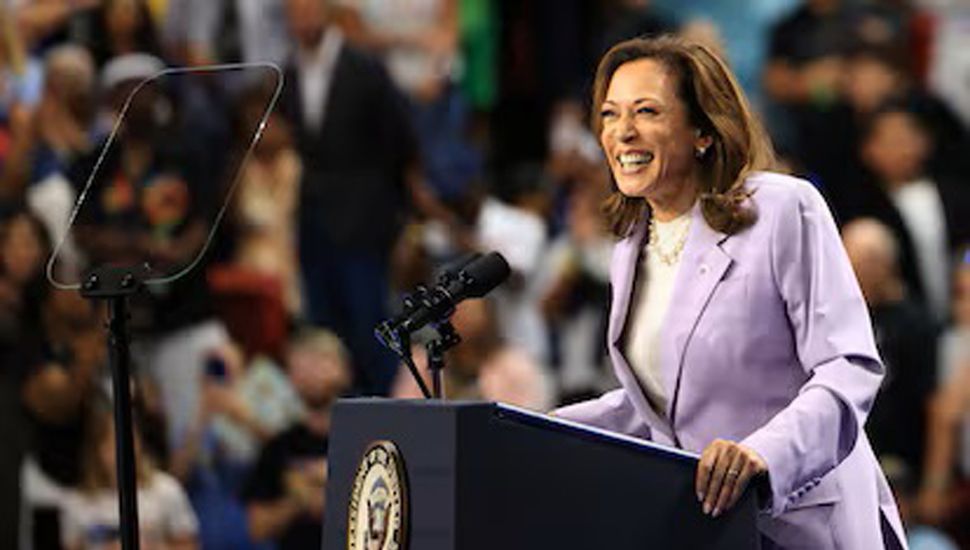 Kamala Harris, arriba: saca ventaja en tres Estados claves