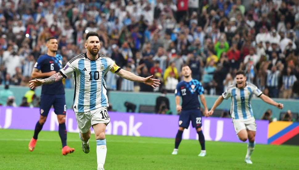 Con goles de Messi y Julián Álvarez, Argentina le gana a Croacia al término del primero tiempo