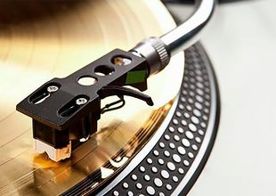 Noche de clásicos: el DJ Oscar Scalbi pasará música en vinilo en el Museo Municipal