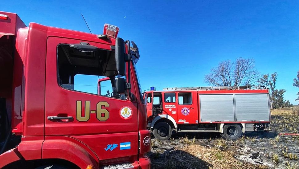 Los bomberos de Pergamino no dan a basto con los incendios en campos y terrenos de la ciudad