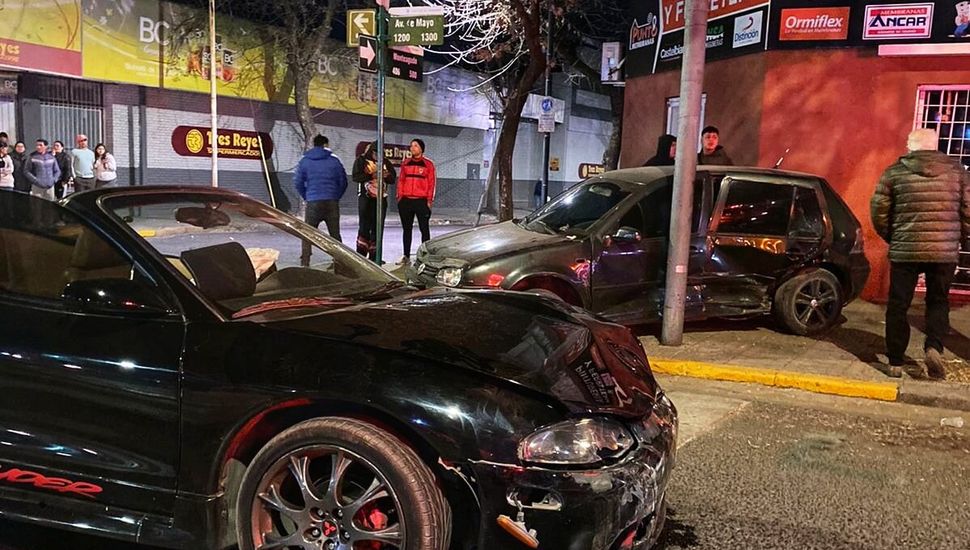 Dos autos chocaron en Avenida de Mayo y Monteagudo