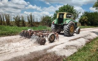 Avanzan las obras de mejora en el camino al cementerio de Arroyo Dulce