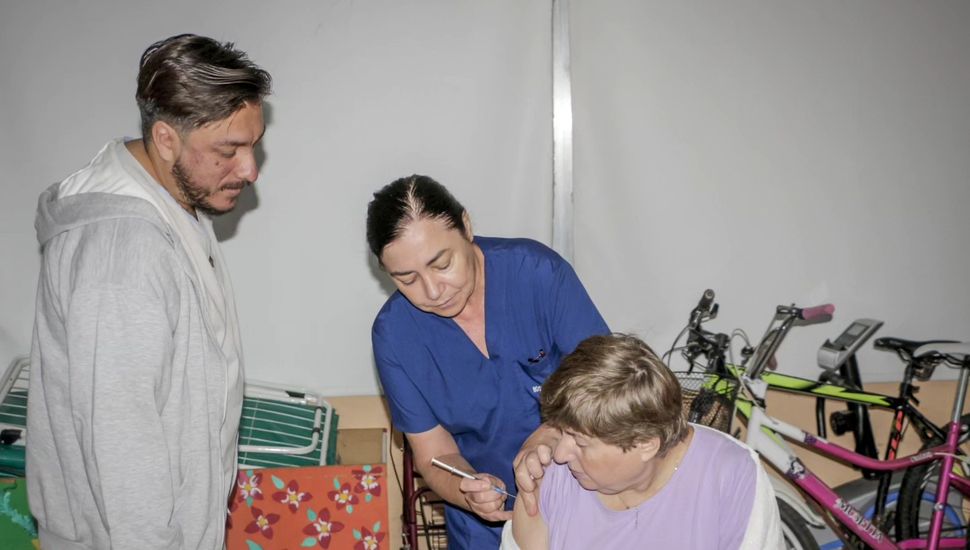 Implementan una campaña de vacunación contra el Covid en residencias gerontológicas de Colón