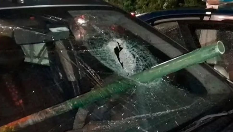 Ataque brutal en Belgrano: le tiraron un caño sobre el auto mientras manejaba hacia el trabajo