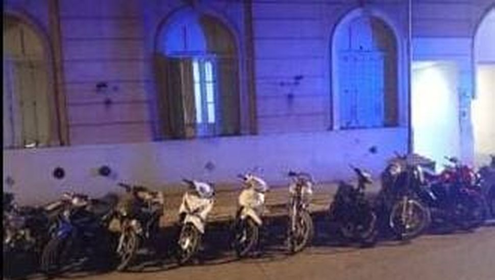 Operativo nocturno en Rojas: droga, motos robadas y múltiples infracciones