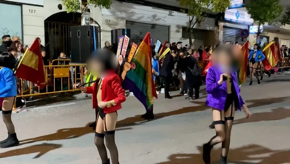 Una comparsa desfiló con niños "sexualizados" la localidad española de Torrevieja
