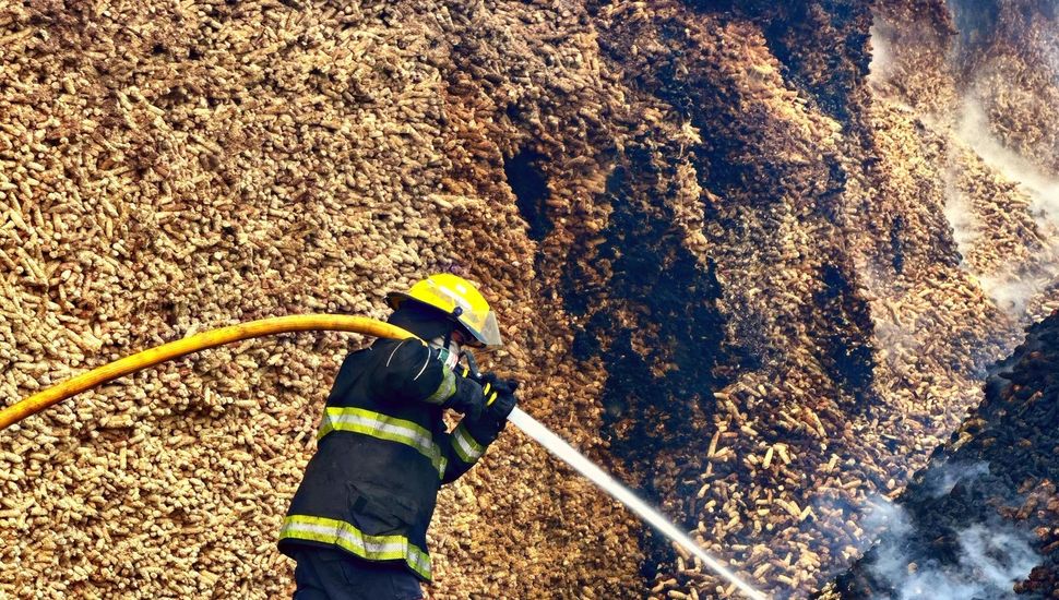 Incendio de grandes dimensiones en una planta de energía renovable