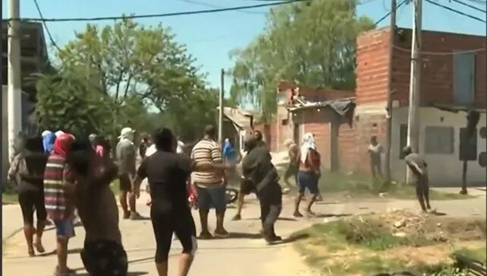 Violencia descontrolada en Rosario: Familiares y vecinos del niño asesinado atacaron la casa del presunto narco