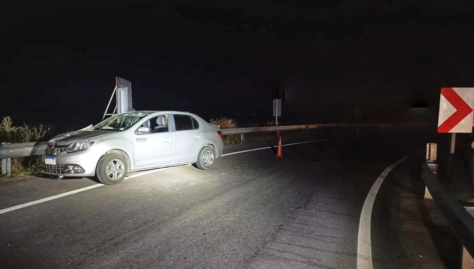 Cinco personas quedaron atrapadas en el interior de un auto tras volcar