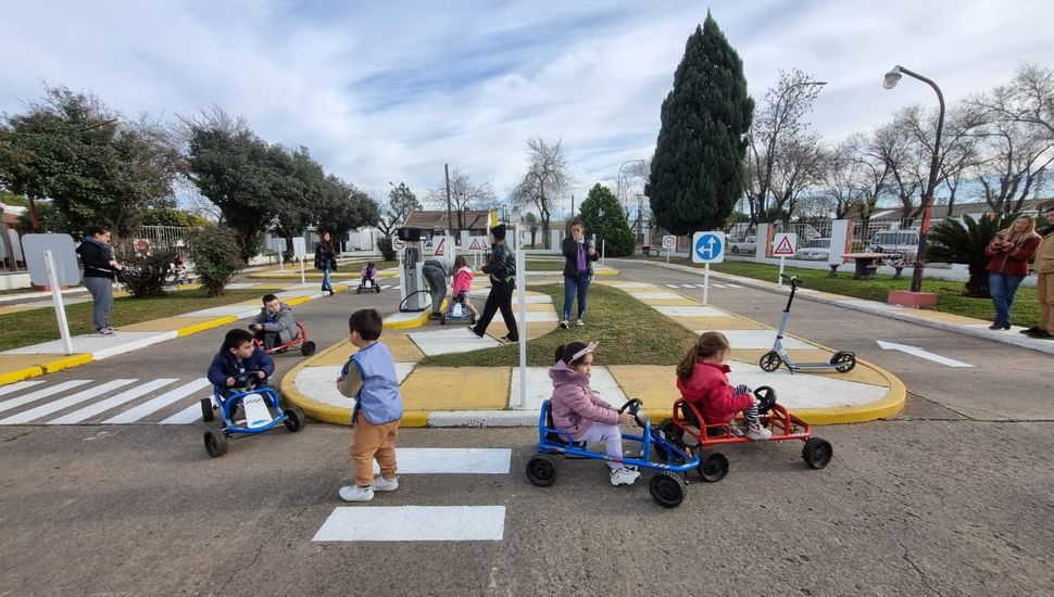Jardines de infantes visitaron la Plaza Gálvez para aprender sobre tránsito