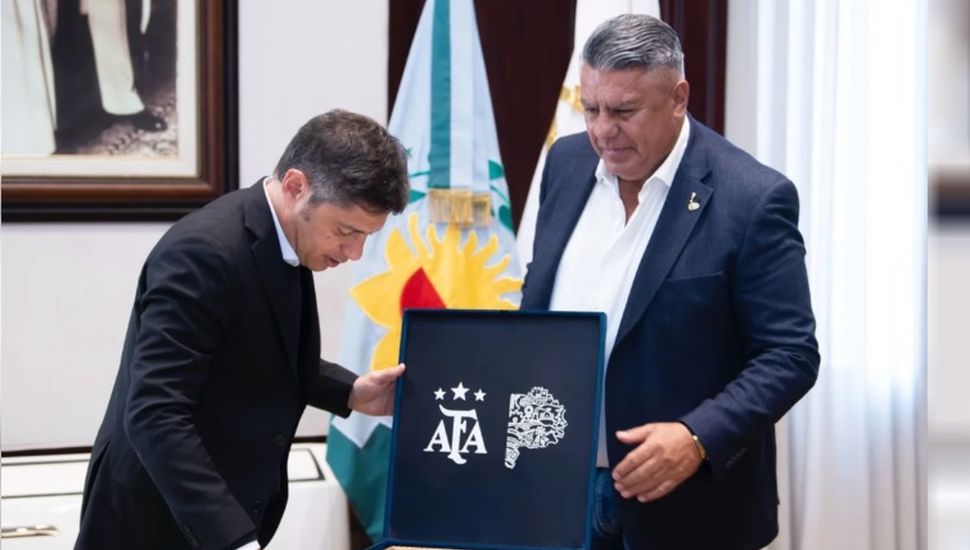 "Chiqui" Tapia felicitó a Kicillof por el triunfo en las elecciones legislativas