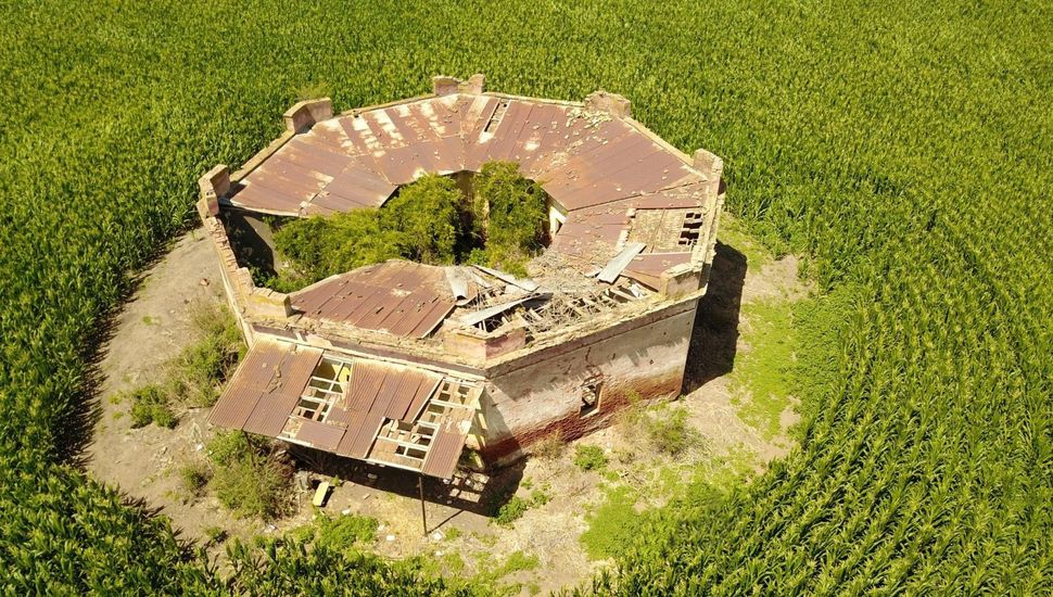 Historia de la Casa Octogonal: la fortaleza que resistió malones y hoy soporta en soledad el vandalismo