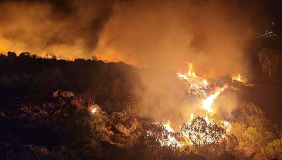 Alerta en Tandil por un devastador incendio forestal en el Cerro de la Cruz