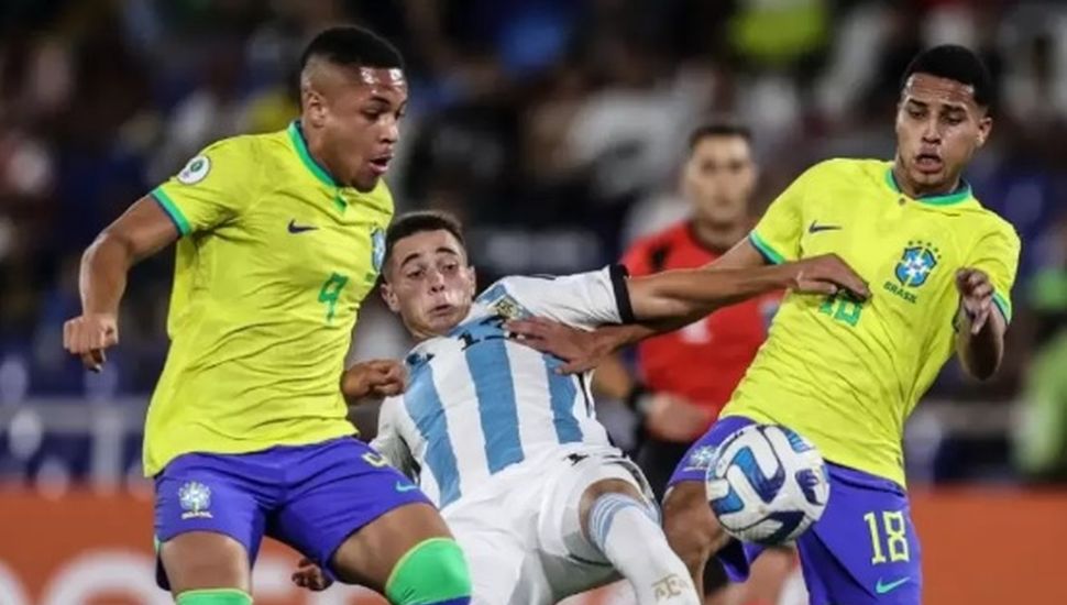 Argentina perdió con Brasil y complica su continuidad en el torneo