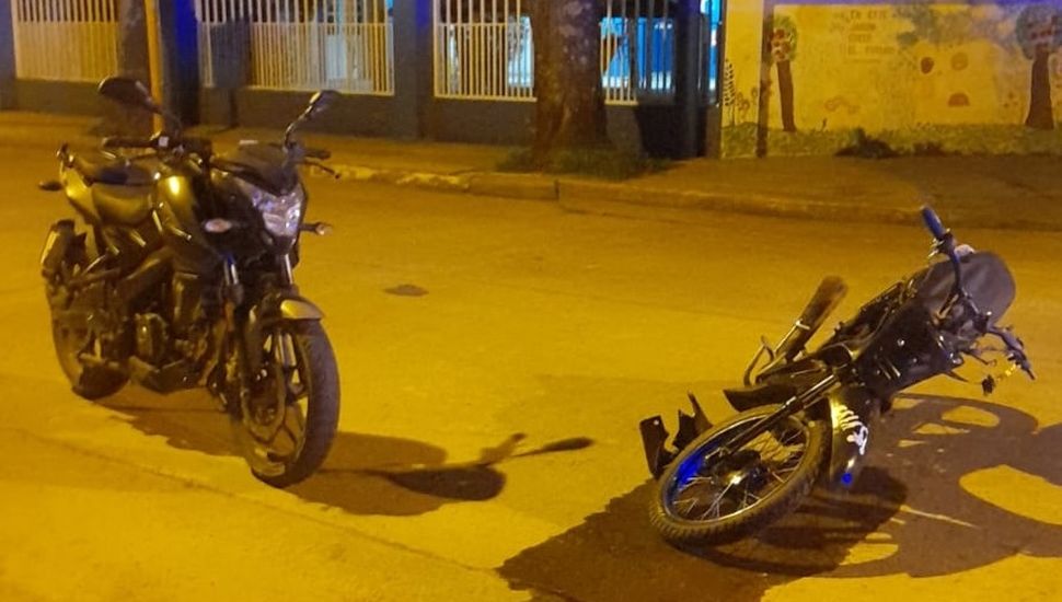 Chocaron dos motos y uno de los conductores terminó con una fractura expuesta