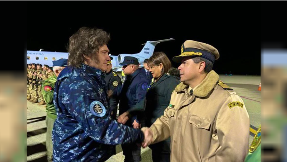 Milei y Richardson encabezan la firma del convenio para el traspaso del nuevo Hércules C-130 a la Fuerza Aérea