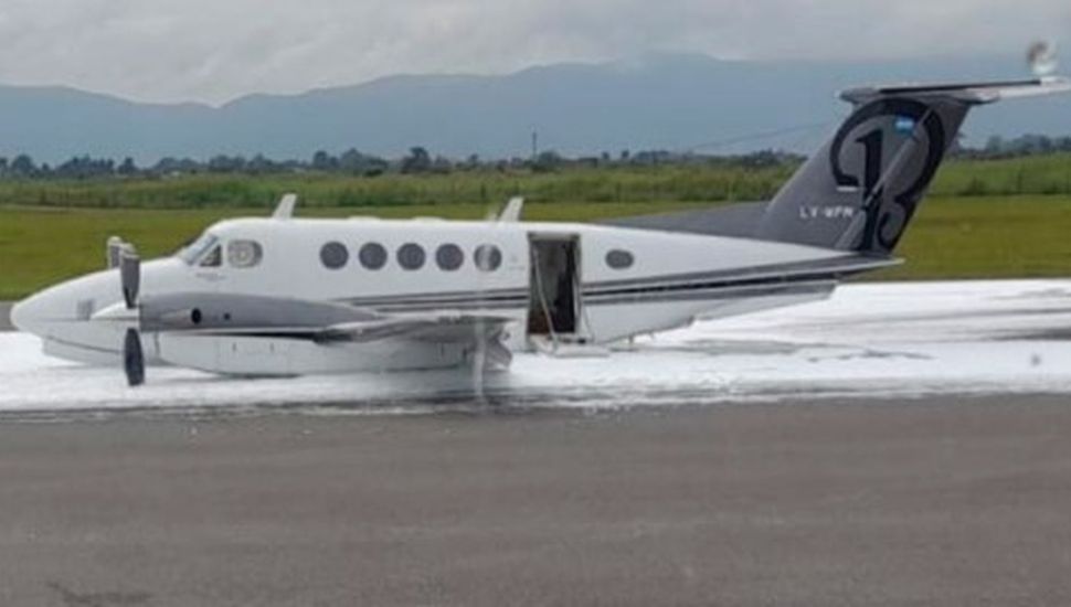 Aterrizaje de emergencia para un avión sin tren delantero