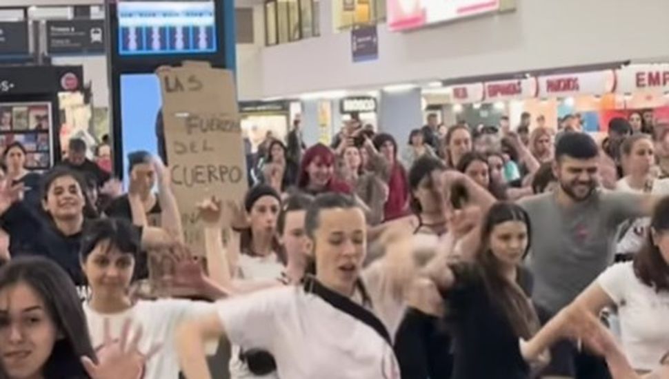 Espectacular acción de estudiantes de artes en la Estación Once en contra del veto a las universidades