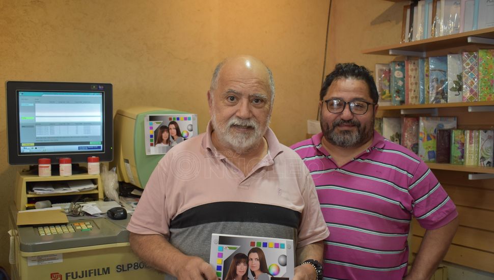 Los “guardianes” de los recuerdos fotográficos de Pergamino