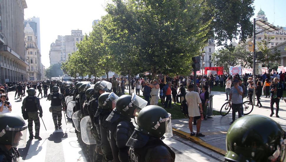 Enfrentamiento en la marcha piquetera entre los manifestantes y la Policía de la Ciudad