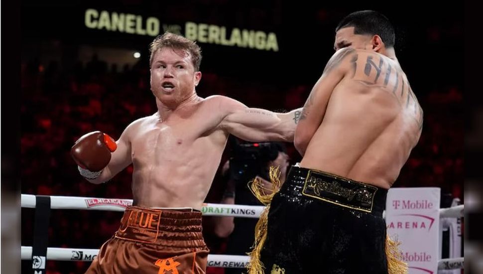 Canelo Álvarez le ganó a Berlanga y se mantiene como el rey de los supermedianos