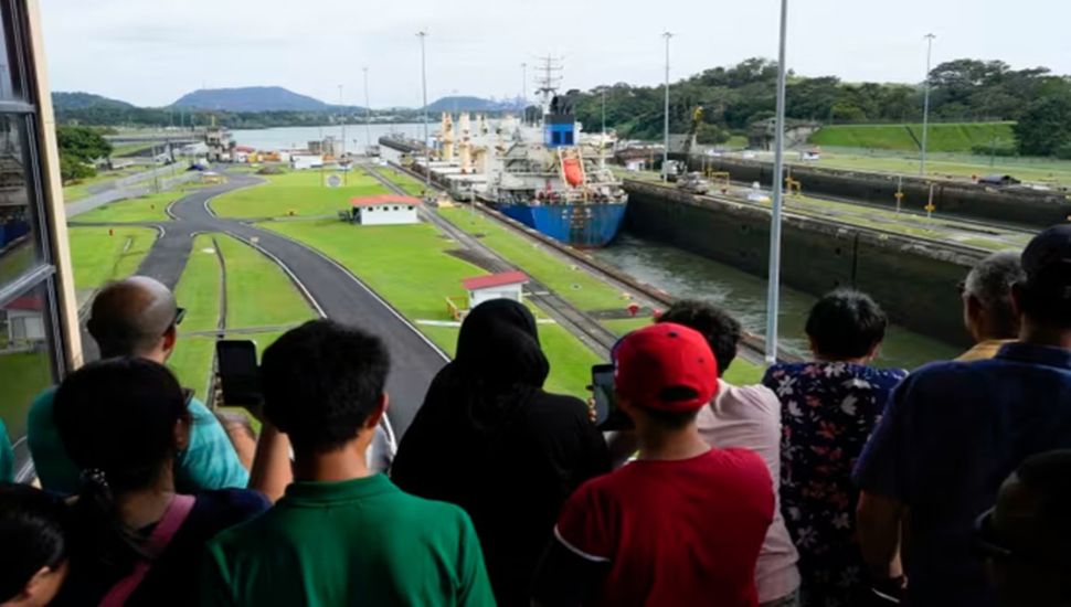 Donald Trump chicanea a los soldados chinos en el canal de Panamá