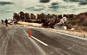 Una persona fallecida al volcar un camión en la autopista