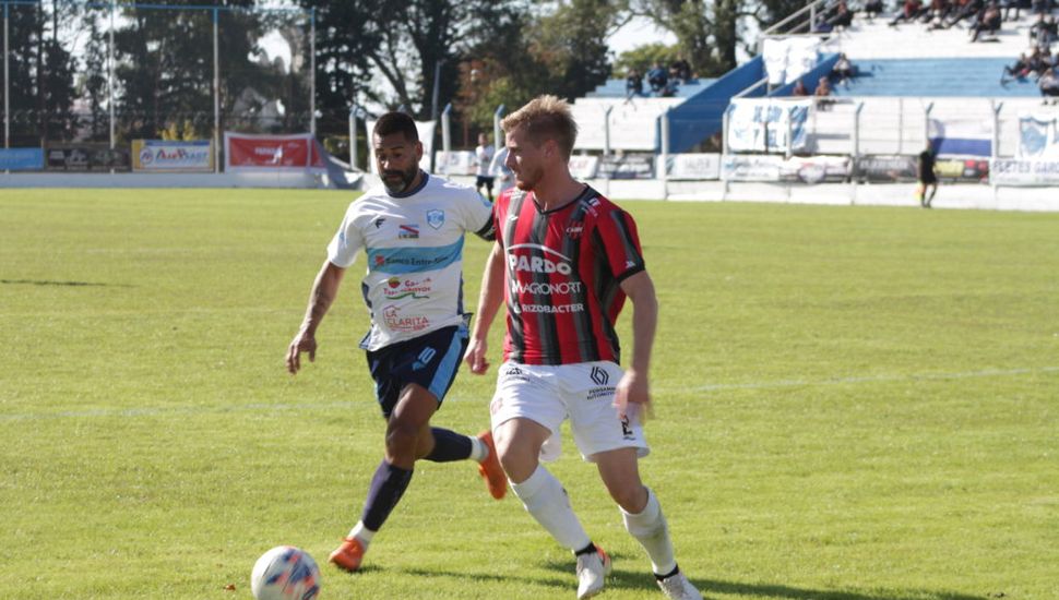Con tres goles, Douglas derrotó a Gimnasia en Entre Ríos