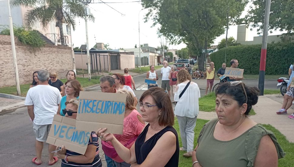 Vecinos del barrio José Hernández se cansaron de la inseguridad y salieron a reclamar