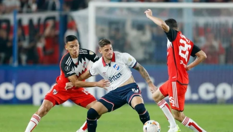 En un partido polémico, River empató con Nacional en Uruguay