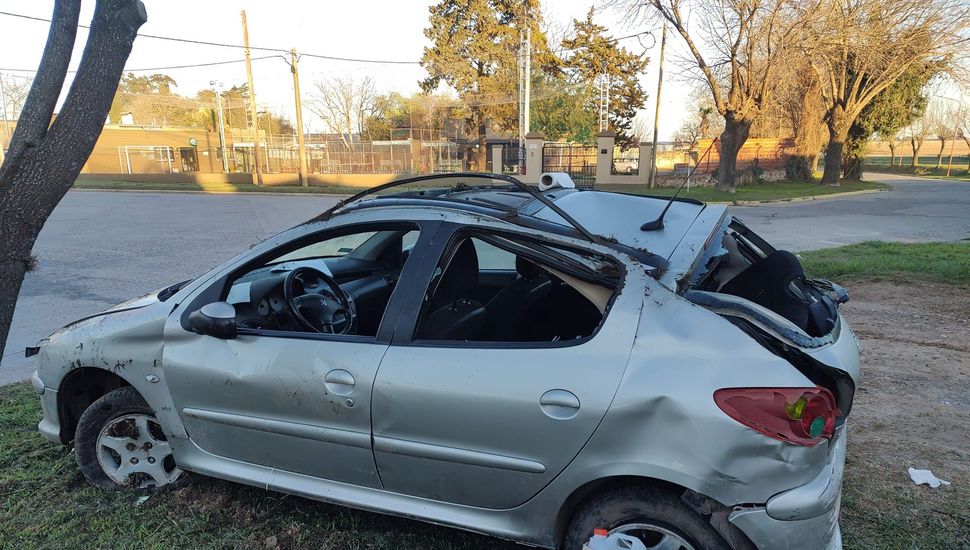 Un auto impactó contra una vivienda durante la madrugada